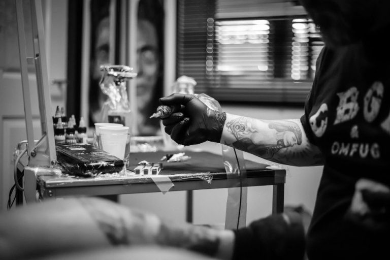 Chicano-tattoo design met realistische afbeelding in tattoo studio Cirusso Art Antwerpen