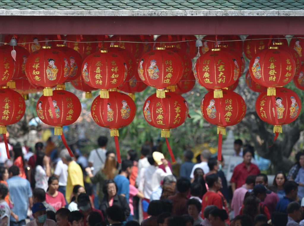 Traditionele Chinese nieuwjaar viering met drakendans, vuurwerk en kleurrijke parades