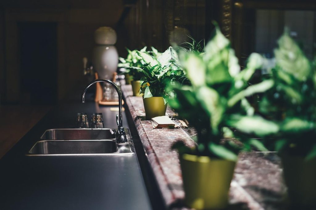 Moderne industriële keuken met metalen elementen, houten blad en ruime indeling voor optimaal kookcomfort
