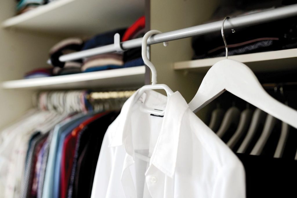 Private shopping sessie: stylist helpt bij selectie van duurzame, op maat gemaakte kleding voor persoonlijke stijl