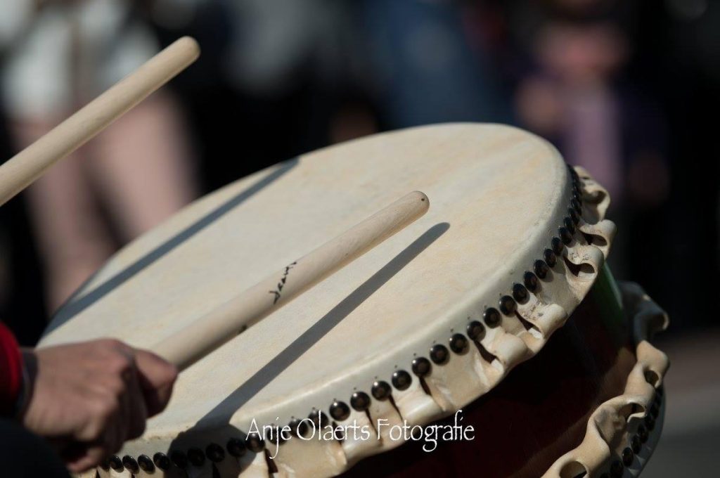 Araumi Daiko workshop: deelnemers spelen Taiko drums als katalysator voor teamspirit en groepscohesie
