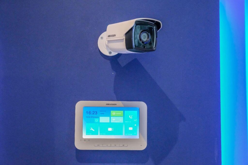 Moderne bedrijfsveiligheid met installeren van branddetectie en camerabewaking voor geïntegreerde bescherming